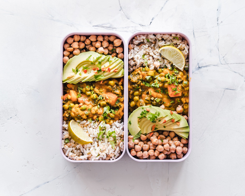 Meal prep con avocado, ceci, riso e verdure
