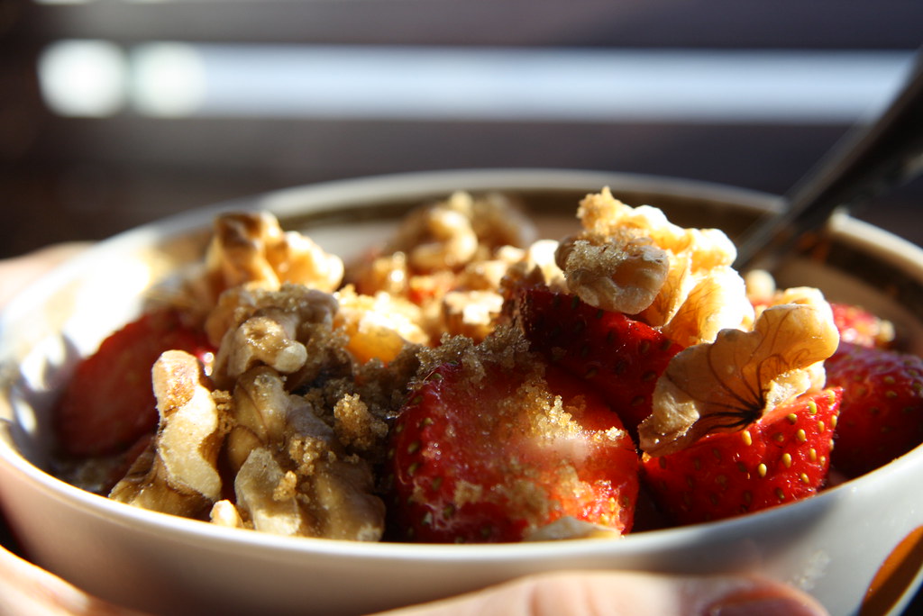 Ciotola di yogurt con fragole e noci