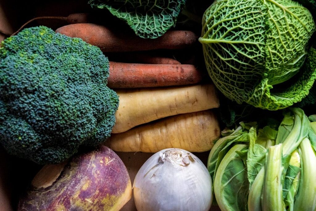 Verdure fresche e colorate su un tavolo di legno